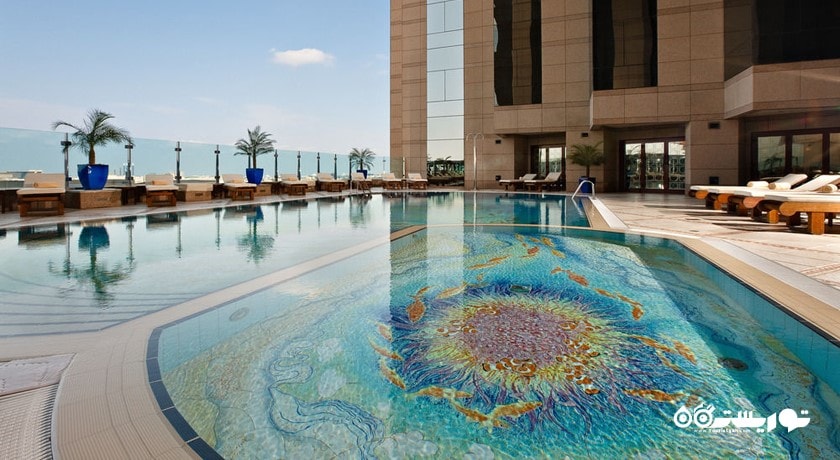 نمایی از استخر روباز هتل